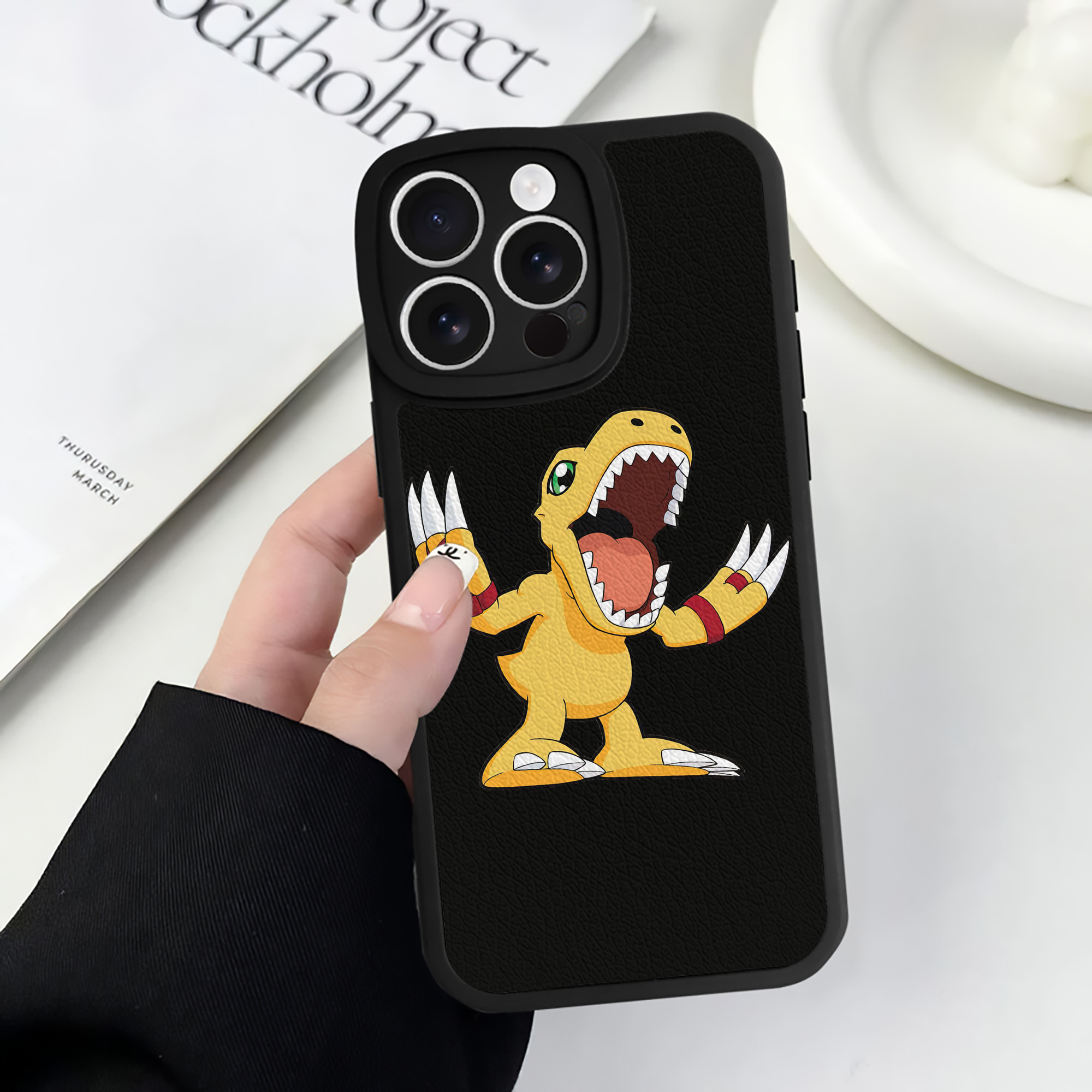 （画像用） Digimon デジタルモンスター/デジモン 【iPhone 16シリーズ対応】シリコンスマホケース（レザー調） 材質：シリコン